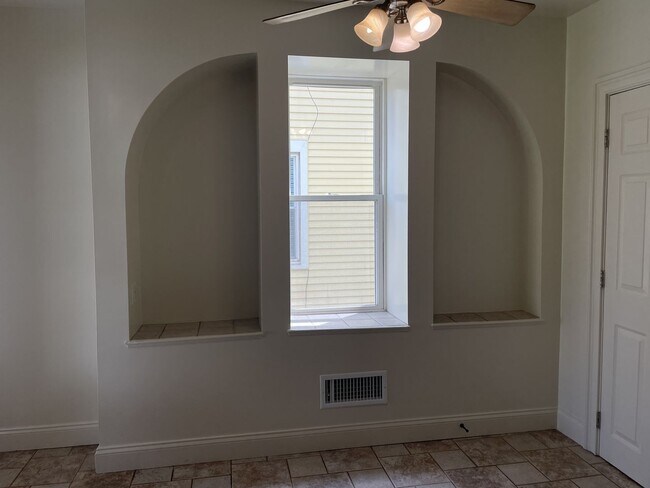 Foto del edificio - Charming & Well-Maintained 2-Bedroom, 1.5-...
