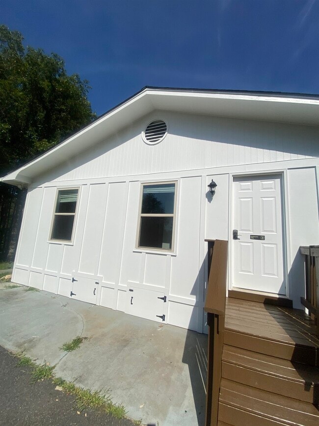 Building Photo - 1608 Black Mountain Rd