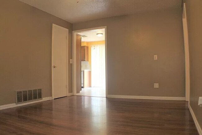 Foto del edificio - 3020 Lazy Ln