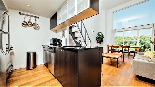 Building Photo - 130 Scholes St