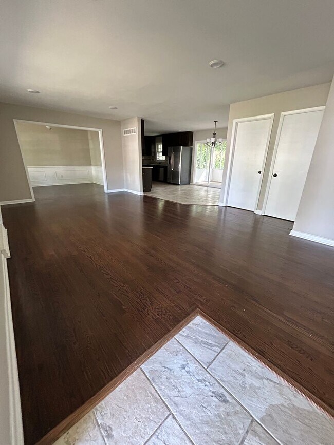 Foto del edificio - 5 bed 2 bath House in a quiet neighborhood