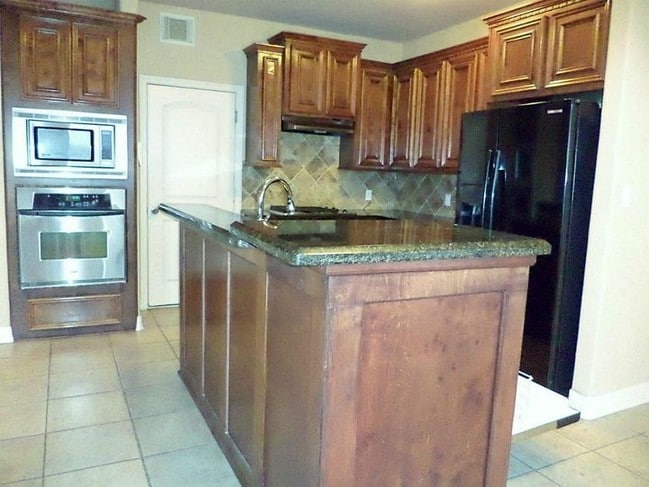 Kitchen - 2905 Baer St