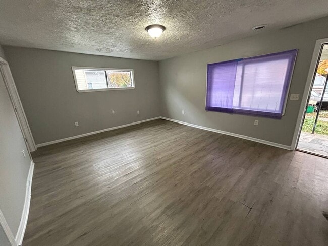 Building Photo - 3-Bedroom Single Family Home | Spacious La...