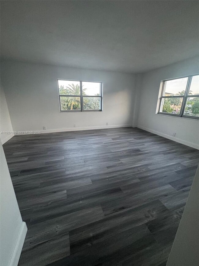 Foto del edificio - 1881 Middle River Dr