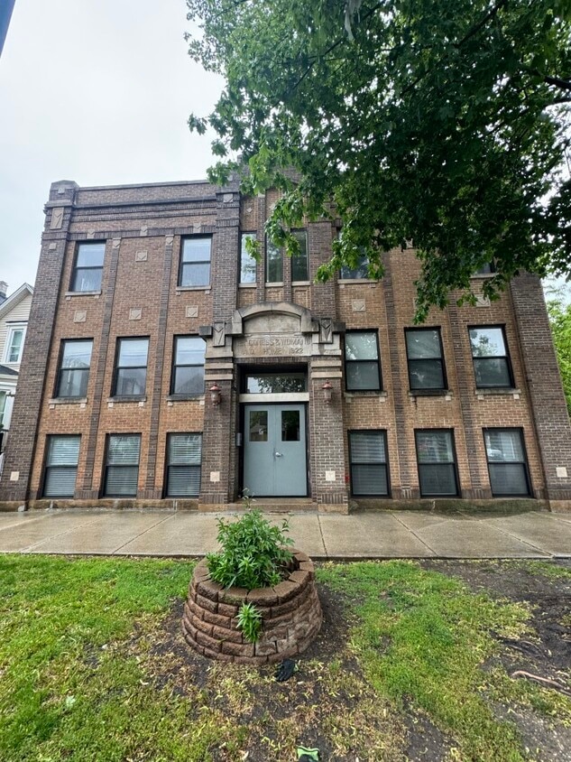 Primary Photo - 1856 N Sawyer Ave