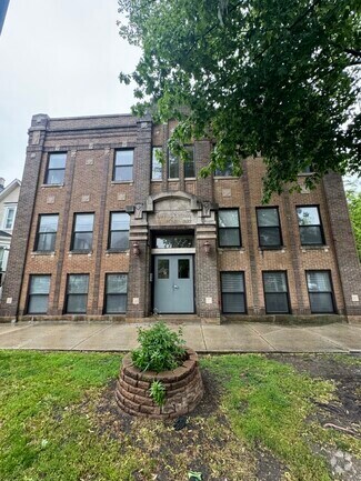 Building Photo - 1856 N Sawyer Ave