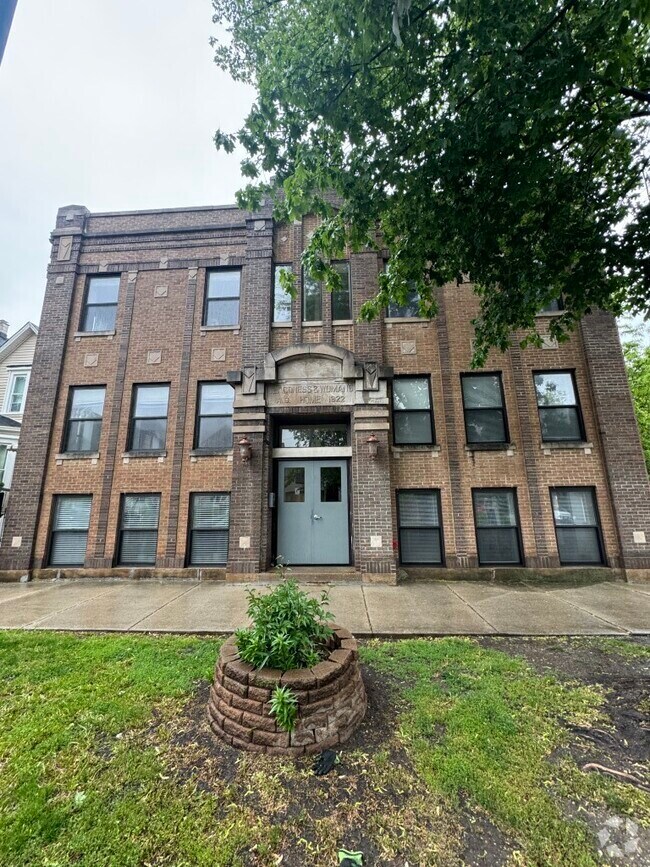 Building Photo - 1856 N Sawyer Ave