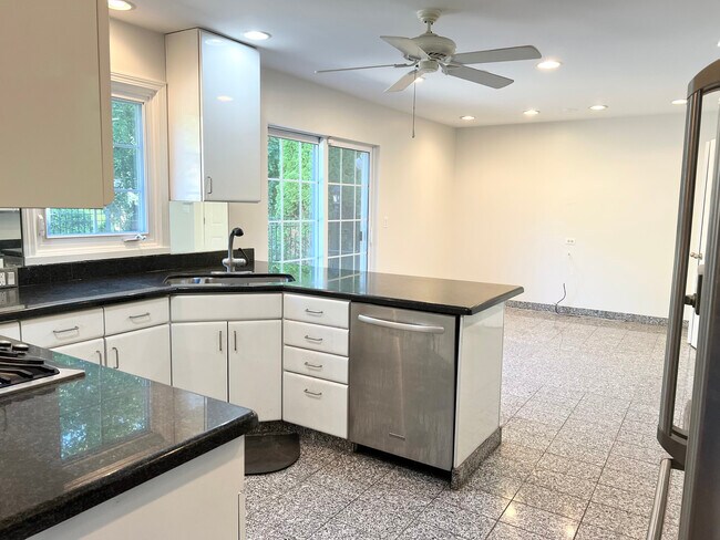 Building Photo - 1050 E Lake Ave