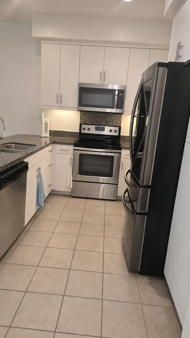 Building Photo - Modern 3-Bedroom Townhome in Gated Strata Pointe