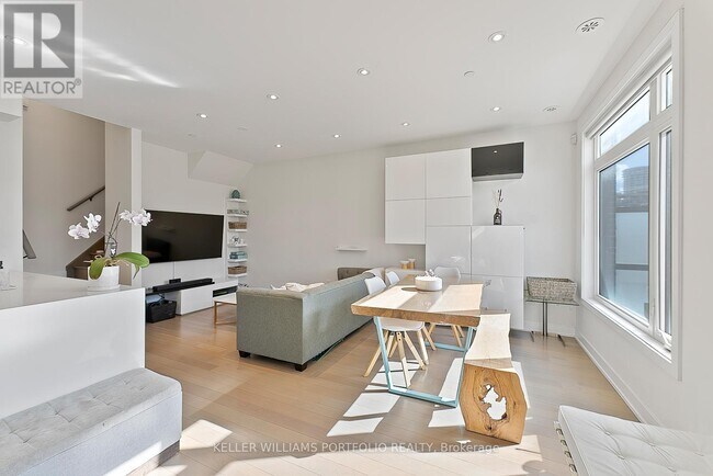 Photo du bâtiment - 4030 Parkside Village Dr