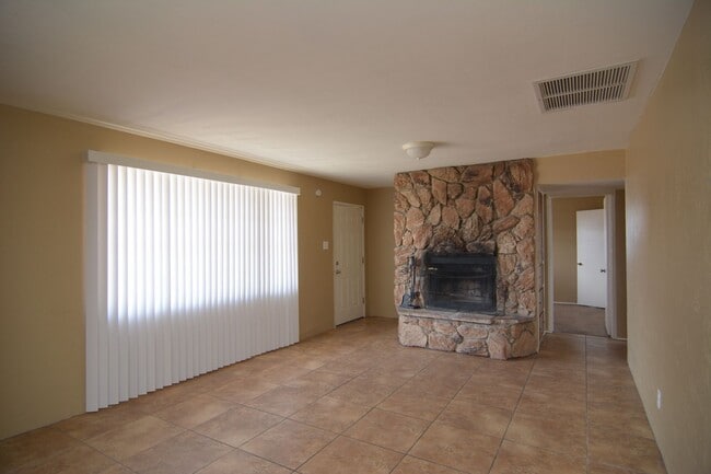 Building Photo - Charming 3 Bedroom 2 Bath Home! Central Tu...
