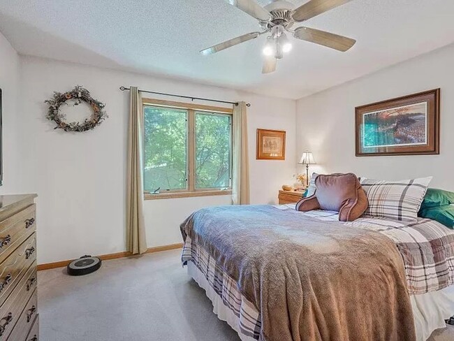 Building Photo - Section 8 Approved, 6 bedroom, 3 Bath Sing...