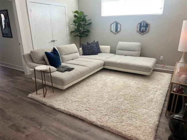 Foto del edificio - 2223 Padron Pl