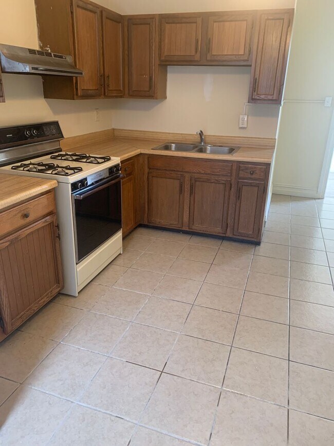 Foto del edificio - 3rd Floor 1 Bedroom Apartment-West End of ...