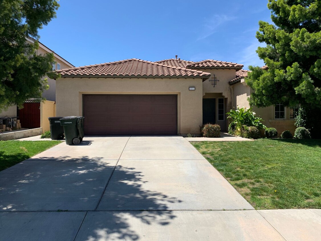 Foto principal - Spacious 3 Bed / 2 Bath Home in the Desira...