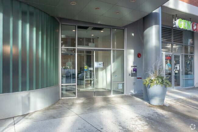 Entrance - 909 West Washington Condos