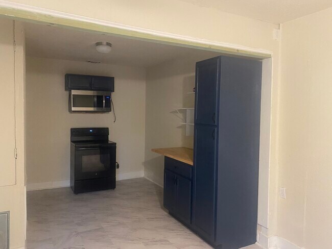 Kitchen - 4302 Skelton Dr