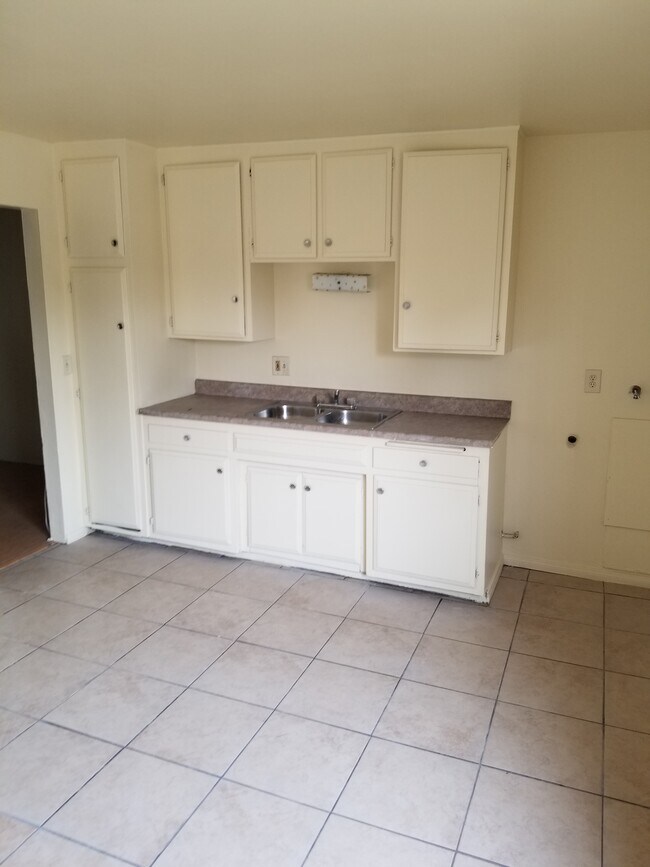 kitchen area - 5624 Hooper Ave