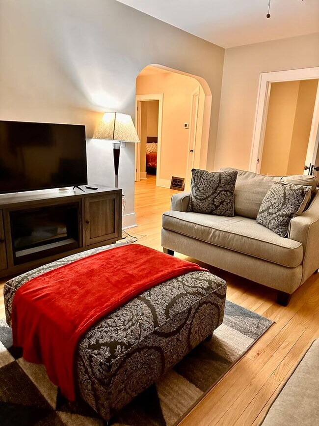 Foto del edificio - Spacious 5 Bedroom Available