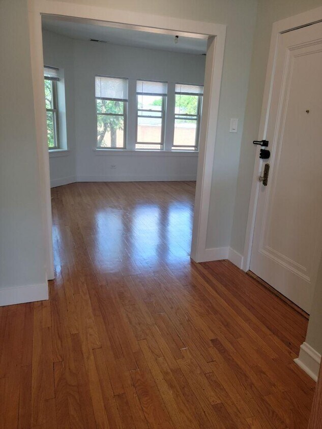 Foto principal - 2 bedroom in Chicago IL 60618
