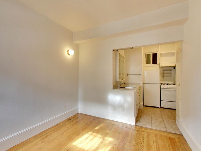 Building Photo - One-Bedroom in Prime, Central SF Location ...