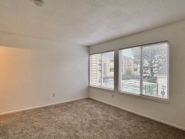 Building Photo - 3 Bed/ 2 Bath with new paint and flooring