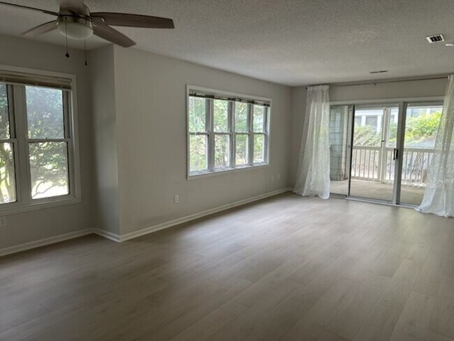 Foto del edificio - 201 Oakwood Ct