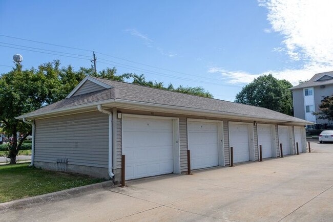 Building Photo - $1,095 | 2 Bedroom, 1 Bathroom 1st Floor C...