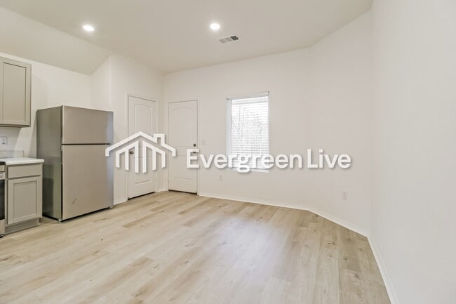 Foto del edificio - 167 Meadow Dr