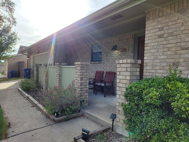 Building Photo - 208 Erin Dr