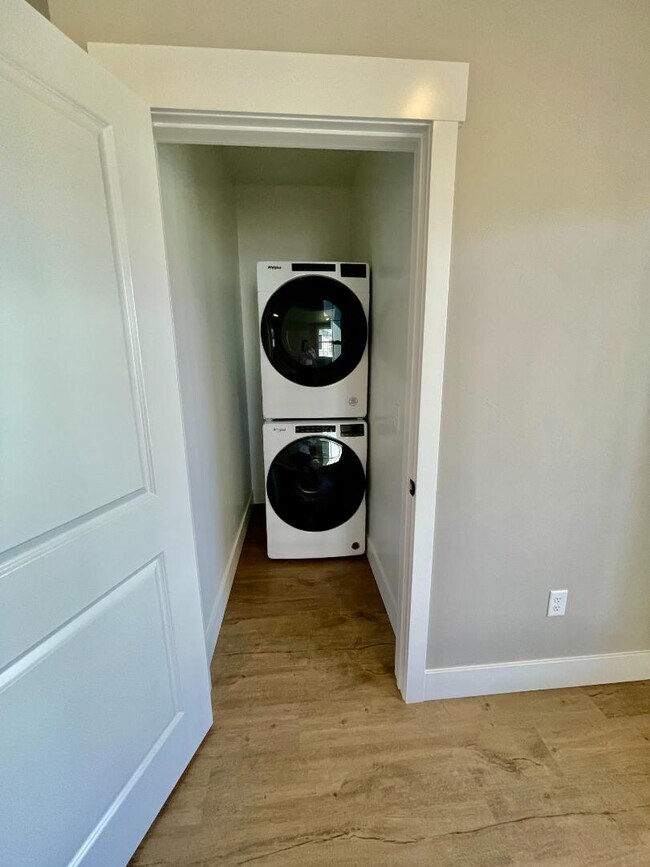 Foto del edificio - 6129 Elysian Rd