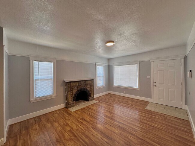 Foto del edificio - 2 Bed 1 Bath House in Oakland - Coming soon!!!