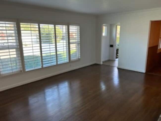 Photo - SHOWING SATURDAY 11/15 @ 11:30AM House