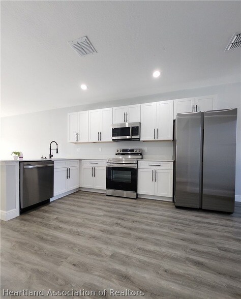 Building Photo - 6920 Dickinson Dr