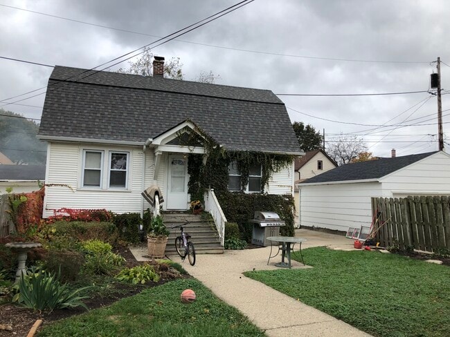 Building Photo - 2223 E Vollmer Ave