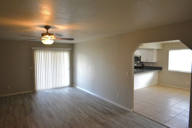 Foto del edificio - 8644 W Golden Ln
