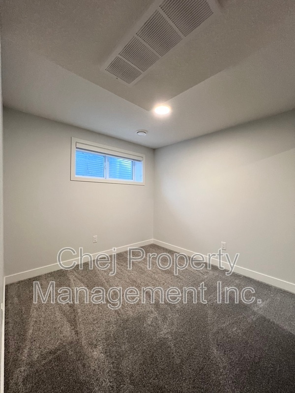 Photo du bâtiment - 22722-2282a 82a Ave NW