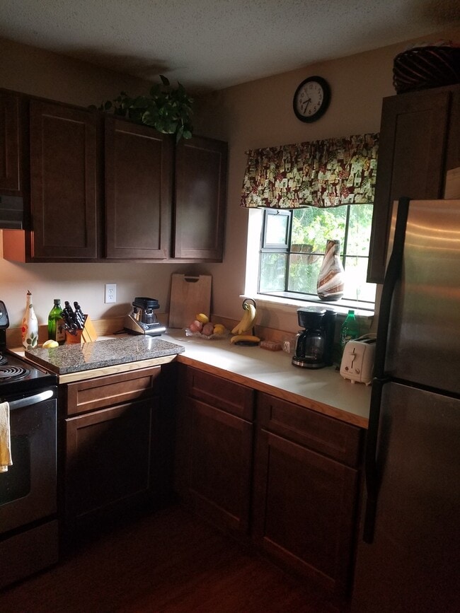 Building Photo - 2 Bed/2 Bath half duplex