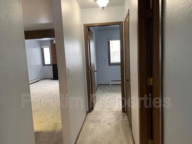 Building Photo - 1670 Eastridge Dr