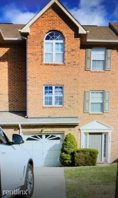 Foto principal - 3 br, 4 bath Townhome - 8805 Hardesty Dr