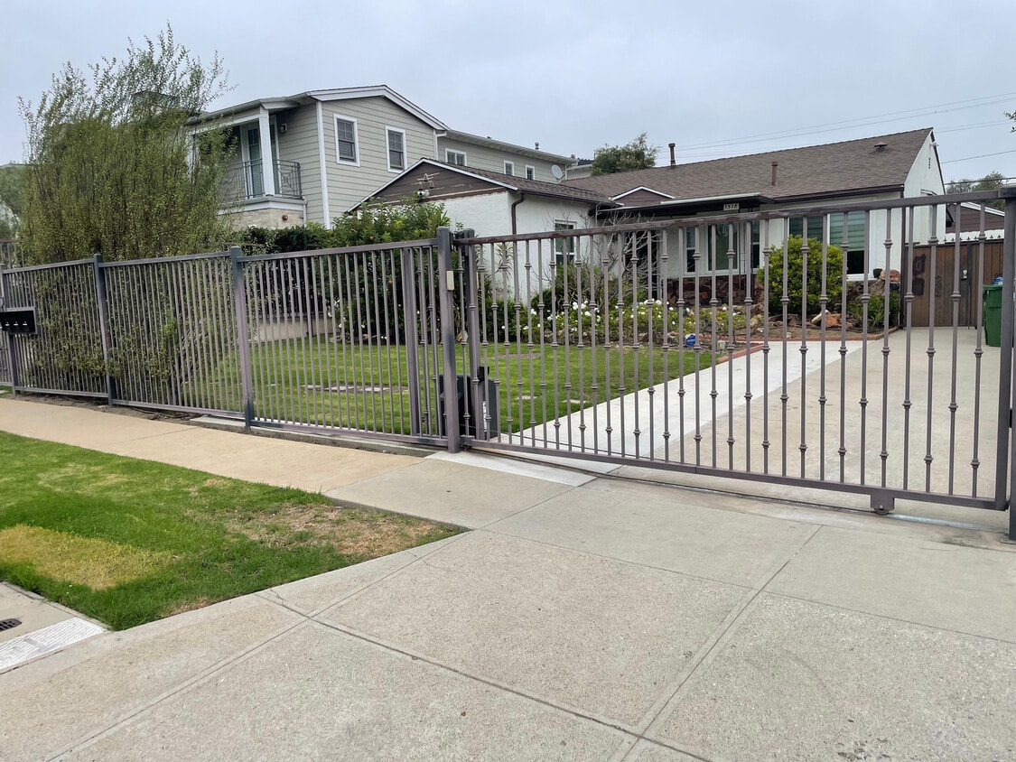 Primary Photo - 1518 S Carmelina Ave