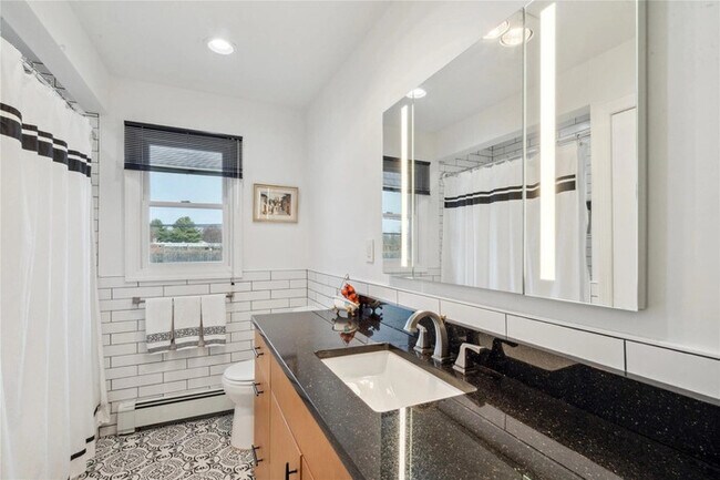 Foto del edificio - Don't miss out on this charming Syosset home!