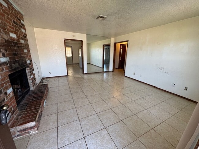 Building Photo - 2 bed one bath duplex in Mustang! Convenie...