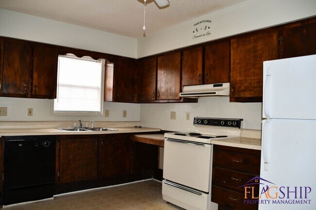Building Photo - End Unit Townhouse in Farmville NC