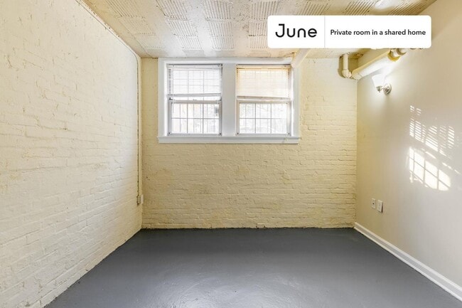 Building Photo - Room in Shared 4 bed/2 bath home