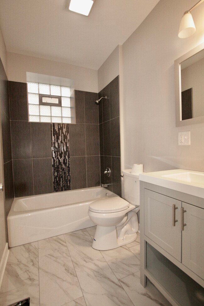 Building Photo - 1406 E 69th Pl