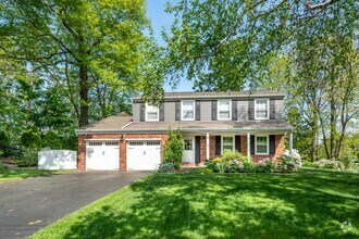 Building Photo - 122 Rivercrest Dr
