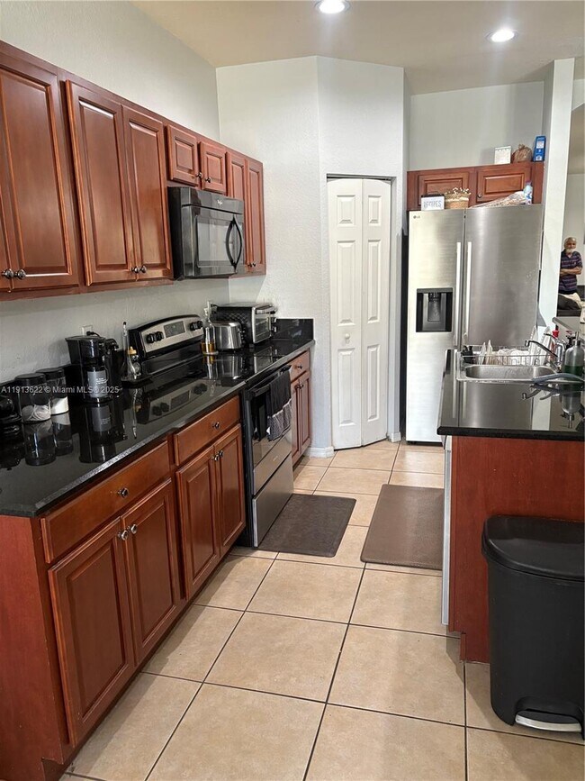 Foto del edificio - 5807 Hampton Hills Blvd