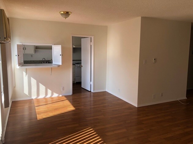 Primary Photo - 2215 N Beachwood Dr