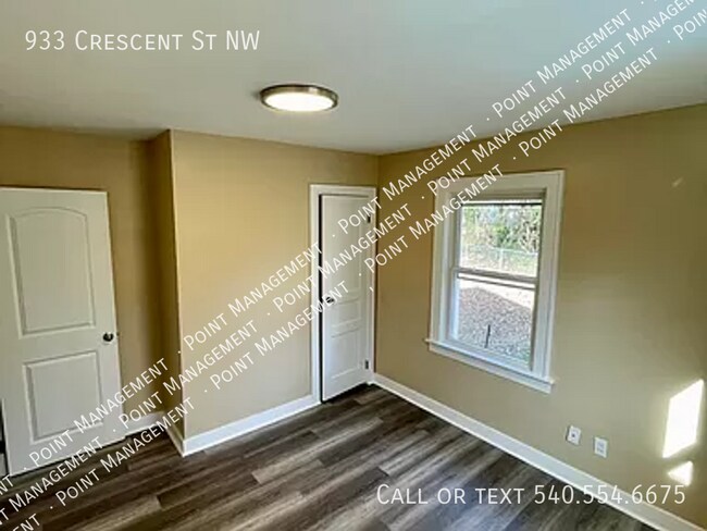 Building Photo - Newly Renovated 2 bed 1 bath